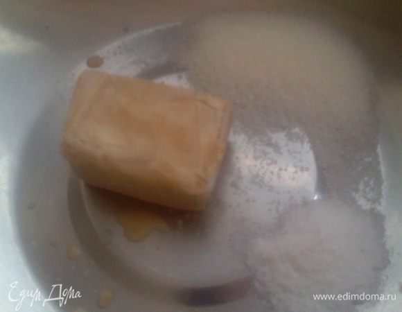 Отделяем полпачки дрожжей и разводим их в полстакане тёплой воды+1ст.л.сахара+1ч.л.соли.