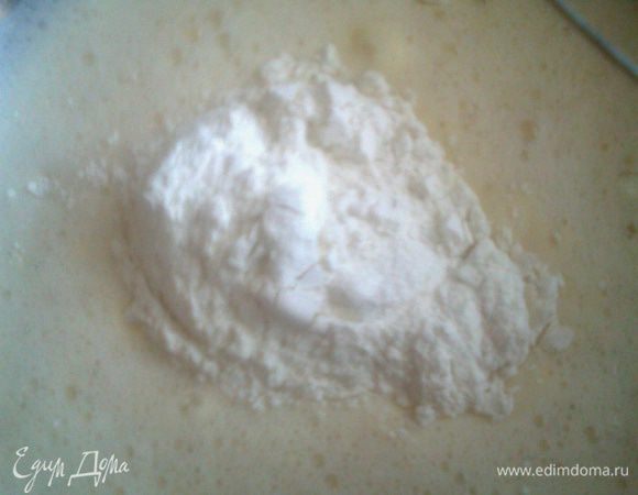 Добавляем остальную жидкость,масло и муку,постепенно,мешая.Замешанное тесто оставляем в тепле на 1,5-2часа.