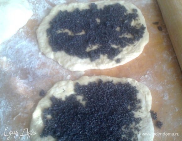 Выкладываем начинку 1-2 ч.л.и размазываем по лепёшке.