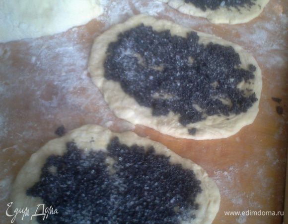 Сверху посыпаем сахаром по своему вкусу(у меня по две щепотки)и тогда они будут не приторные,но кто любит сладкое-надо побольше!