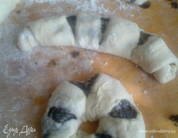 Скручиваем рулетиком и делаем очень острым ножом 2-3 надреза до нижнего слоя.Соединяем концы и защипываем их.Первые плюшечки мне показались великоваты,остальные крутила поменьше,чуть больше баранки.