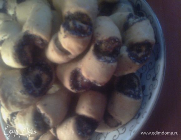 Выпекаем в заранее разогретой духовке около 10 минут.Особенно плюшки вкусны в тёплом виде,поэтому сразу зовём семейство на пробу!!!Плюшек получается почти 60 штук,поэтому хватит на всех!