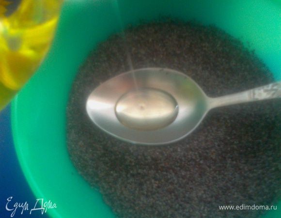 Мак заливаем растительным маслом в пропорции 1:1 заранее(можно на ночь)