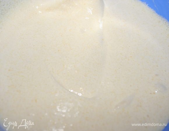 Бисквитная основа. Отделяем желтки от белков. Желтки перетираем с 0,5 стакана сахара до бела