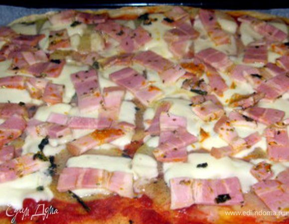 Через 5 минут снова достать пиццу и выложить на неё грудинку. Выпекать ещё 5 минут.
Buon appetito!
