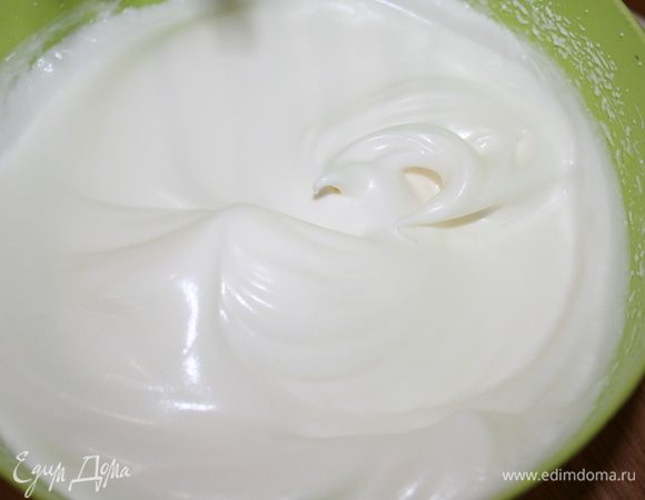 Оставшиеся 0,5 стакана сахара взбиваем с белками до устойчивой пены