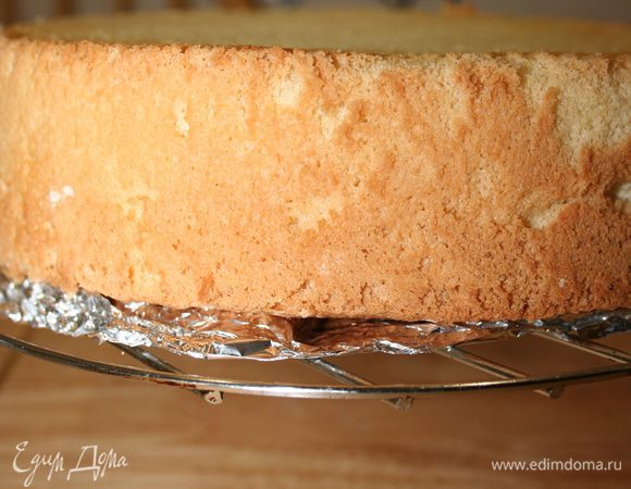 Выкладываем тесто в форму и выпекаем бисквит 180 гр 40 минут. Я в аэрогриле  накрывала высокую форму фольгой и при 200 градусах пекла 45 минут.