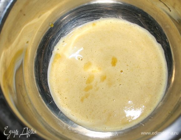 Крем. Ставим молоко кипятиться. Растираем желтки с сахаром. Добавляем муку к желткам и хорошо перемешиваем. 