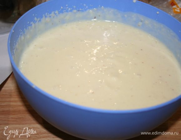 Вливаем в массу горячее молоко постоянно помешивая. Ставим на маленький огонь, не переставая помешивать, варим до загустения. Готовый крем остужаем. Отдельно взбиваем сливки. Добавляем сливки к кремовой массе. Хорошо размешиваем. чтобы не было комочков.