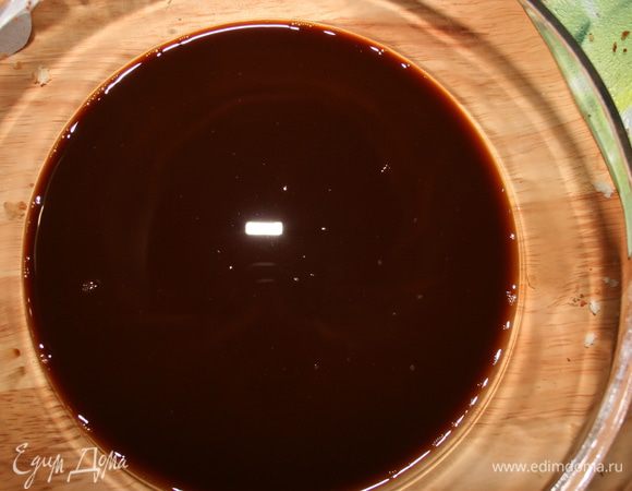 Завариваем крепкий кофе и остужаем. Клубнику разморозить (если используется свежемороженая), добавить 1 ст.л. сахара и растолочь. 