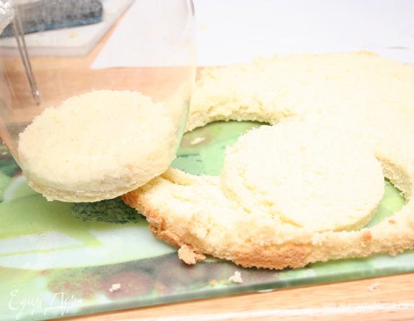 Остывший бисквит разрезаем на 3 части. В зависимости от формы, которые собираетесь использовать для Тирамису, нарезаем бисквит. Я сделала два кружочка для бокалов.