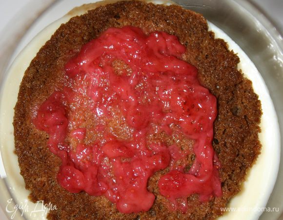 Начинаем делать тортик! Вкладываем слой крема на дно формы. Берем бисквитные заготовки. Быстрым движением макаем бисквитную полосочку в кофе, они впитывают моментально. Укладываем бисквит на крем. Сверху слой клубничного пюре. 