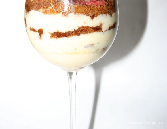 Бисквитные полосочки укладываем плотнее друг к другу, чтобы не было зазоров. Сверху снова слой крема, затем пропитанный кофе бисквит. Клубничное пюре.