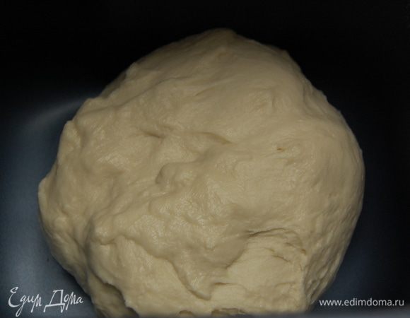 Все ингредиенты сложить в хлебопечь и включить программу "Тесто". Если хлебопечки нет: Муку просеять в большую миску, всыпать дрожжи, соль, сахар, перемешать, положить масло, влить теплое молоко. Замесить тесто. Накрыть полотенцем, поставить на 1час в теплое место.