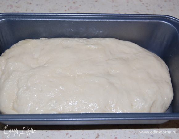 Тесто слегка обмять. И обмазать его растопленным сливочным маслом со всех сторон. Уложить в форму. Накрыть полотенцем и оставить еще на 20минут.