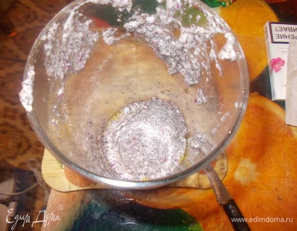 шпинат промыть и обсушить,большие листики порвать руками,клубнику порезать произвольно как вам нравиться и сделать заправку,все ингредиенты погрузить в блендер и взбить в однородную массу.