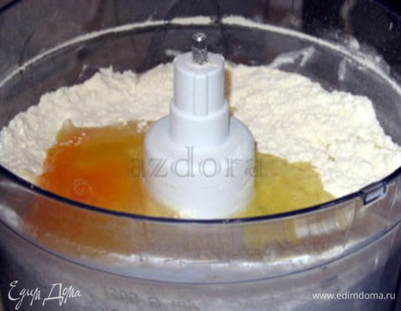 Добавить 1 желток и 1 сл.ложку очень холодной воды и продолжать перемешивать в миксере на максимальной скорости до образования шара из теста (минут 5).Завернуть тесто в целофан и убрать на 30 минут в холодильник.

