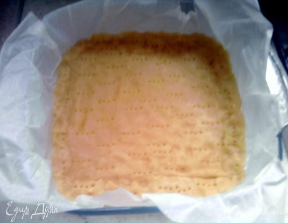 Через 30 минут накрыть форму размером 20х30 см пергаментом. Распределить по пергаменту тесто, наколоть его вилкой и выпекать 10 минут при 180°.