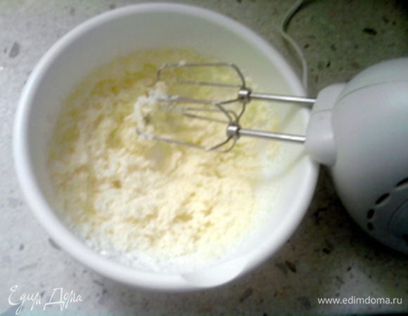 Взбить оставшееся размягчённое масло с сахаром. 