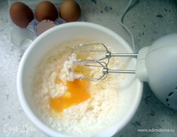 Добавлять яйца по одному и продолжать взбивать.
