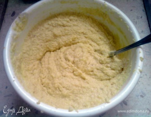 Добавить миндальную муку. Хорошо перемешать.

