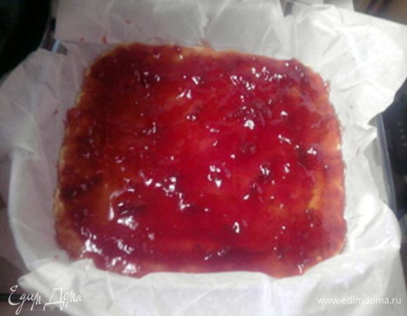 Через 10 минут на горячий готовый корж выложить сливовый джем, распределить равномерно по тесту.

