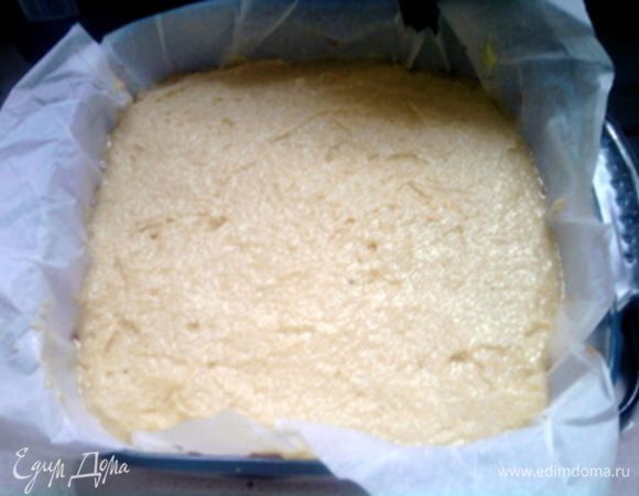 Вылить сверху миндальную массу.Разровнять.

