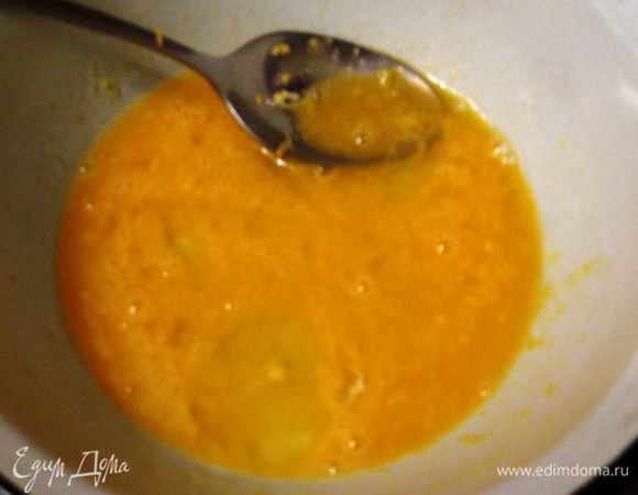 Яйцо хорошенько взбиваем с сахаром, добавляем цедру лимона. 