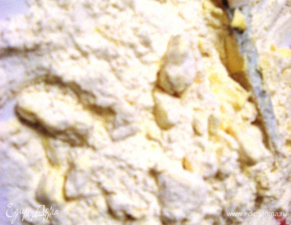 Муку просеиваем,   добавляем мелко порезанное масло или маргарин рубим в крошку. 