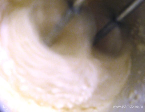 Теперь кладем манку, молоко и взбиваем еще раз. Ставим в холодильник. 