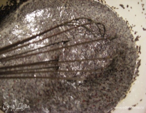 Мак взбиваем с яйцами. Добавляем сахар. Взбиваем до однородности.