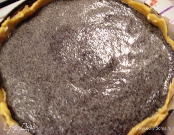 Сверху маковую массу. 