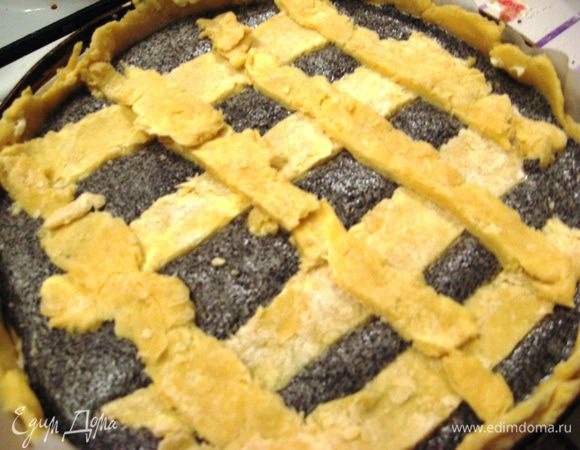 И решеточки, смазываем их взбитым желтком с молоком. 