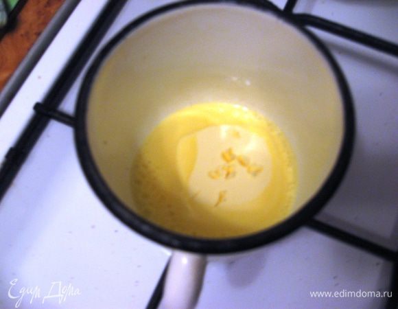 Масло растапливаем на медленном огне.