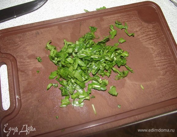 Нарезать оливки, зелень, пармезан натереть на тёрке.