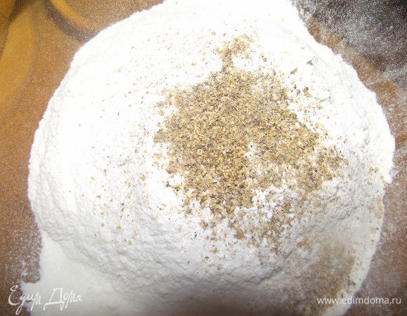 Просейте муку и с пищевой содой, рызрыхлителем и др. специями, перемешайте.