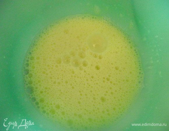 Взбейте 2 яйца.