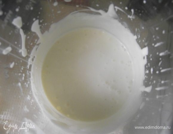 В отдельной посуде взбейте пахту с оливковым маслом.