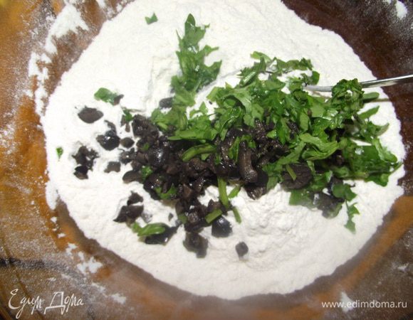 К муке добавьте зелень оливки и сыр.