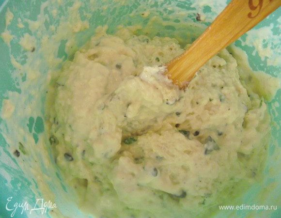 Сделайте углубление в мучной смеси и влейте туда нашу жидкость.