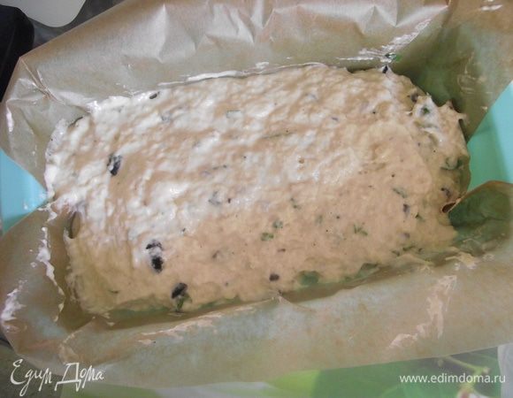 Разровняйте тесто по форме для хлеба. 