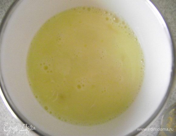 Яйцо смешайте с небольшим кол-ом воды.