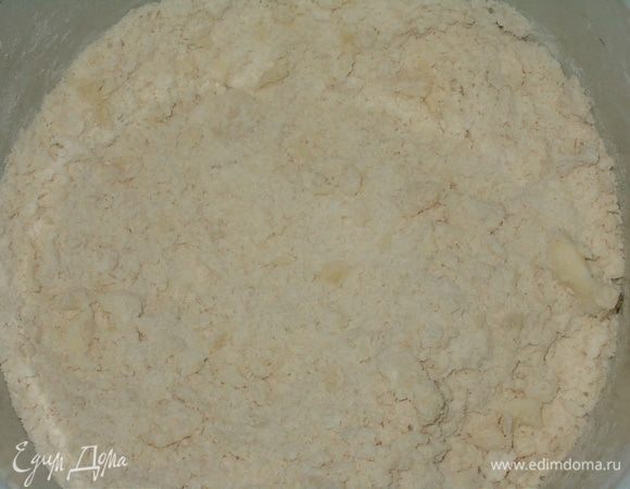 порубить мелко масло и муку,смешанную с дрожжами