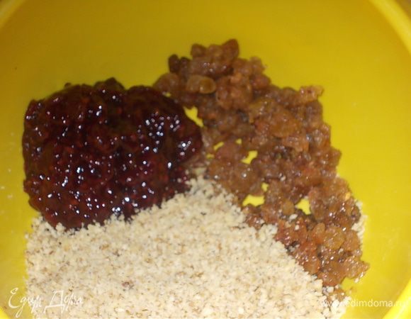 добавить в джем орехи ,изюм и корицу