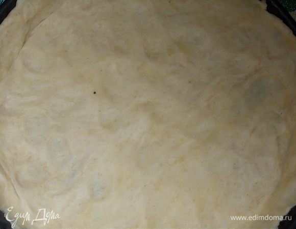 тесто разделить на две части,оставив кусочек с грецкий орех