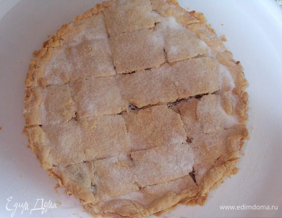 посыпать сахарной пудрой и сразу разрезать на маленькие кусочки