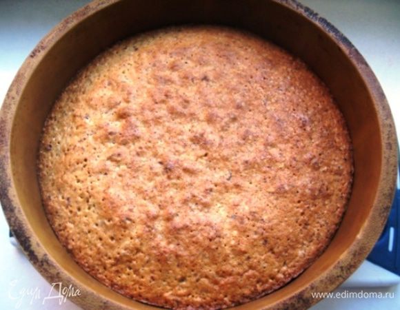 Измельчить орехи в блендере, аккуратно! Если переусердствовать, они станут маслянистыми, так что не перестарайтесь. Масло взбить с сахаром в сетлый крем. Не переставая взбивать, введите по одному яйца. В отдельной миске соедините фундук, крахмал и муку. Добавить в масляно-сахарную смесь. Быстро перемешать. Духовка 180 ок 25 мин. Смотрите по своей духовке. Ориентир - сухая зубочистка и красивый золотистый цвет. Корж достать и остудить.