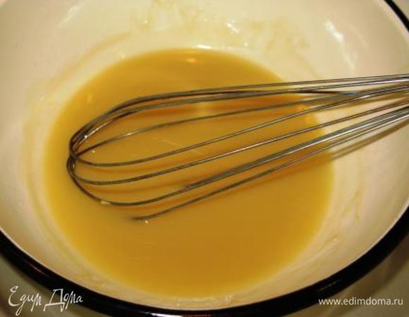 Сливочно-ванильный мусс. Замочить предварительно желатин в холоной чистой воде. Взбейте сливки до мягких пиков и поставьте их в холодильник. Шоколад растопить на водяной бане, добавить в желатин немного воды, подогреть до растворения желатина. Добавить в шоколад и мешать до полного соединения. Добавить ваниль, перемешать. Снять с бани и немного остудить.