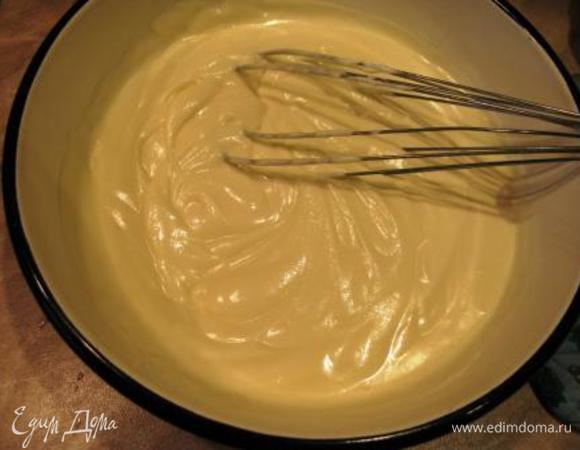 Достать сливки и осторожно ввести в шоколад в 3-4 приема. При контакте с теплым шоколадом сливки будут таять, наша задача - сохранить как можно больше воздуха. Я соединяла венчиком движениями снизу вверх. Консистенция крема - мягкий мусс. 