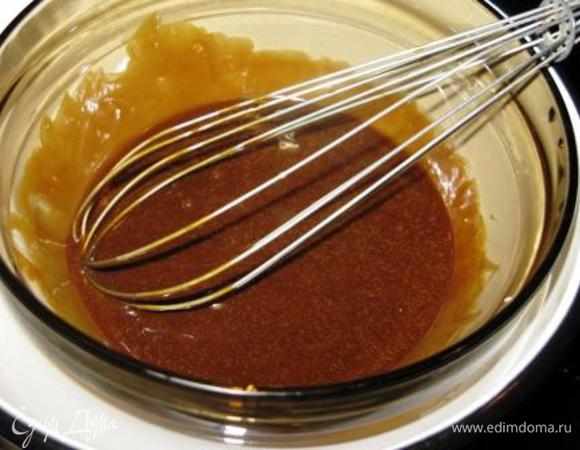 Возвращаем остывший корж в форму и покрываем первым муссом, отправляем в холодильник на 40 мин. Второй мусс делаем аналогично, только в емкость с шоколадам и желатином добавляем ложку кофе.